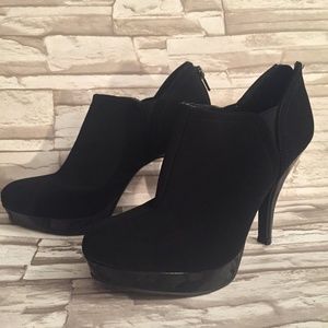 MAKE OFFER Unlisted by Kenneth Cole-black booties